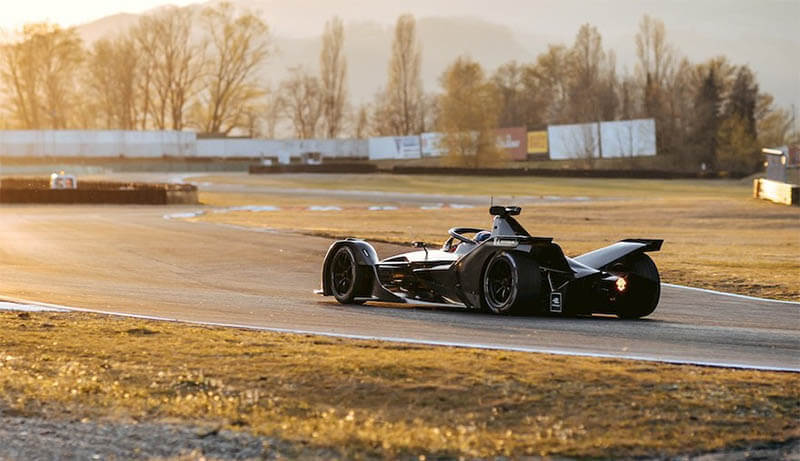 Новая машина «Mercedes» для Формулы Е дебютировала на тестах