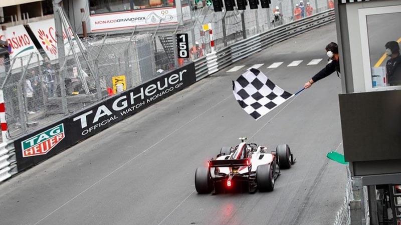 Де Врис побеждает в хаотичной гонке в Монако, провал Шумахера