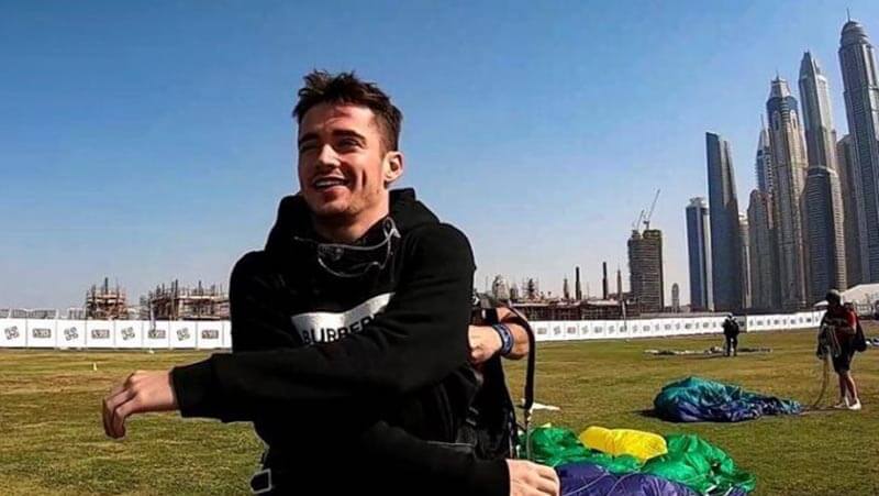 Леклерк разочаровал «Феррари» прыжками с парашютом без разрешения