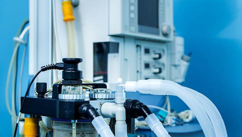 Четыре команды Формулы-1 помогут в борьбе с коронавирусом