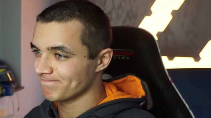 Норрис выполнил обещание и побрился налысо