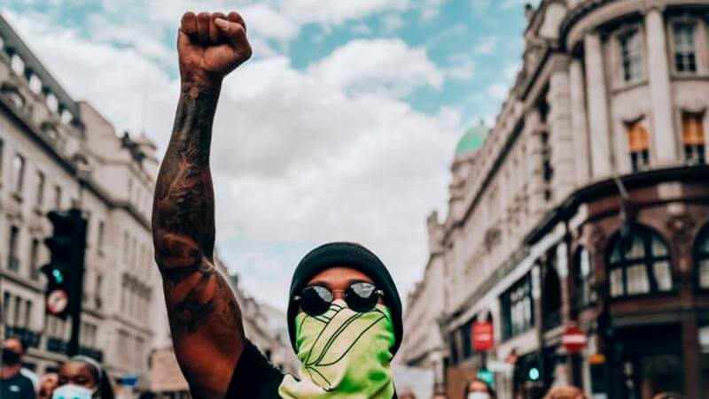 Хэмилтон протестует с движением «Black Lives Matter» в Лондоне