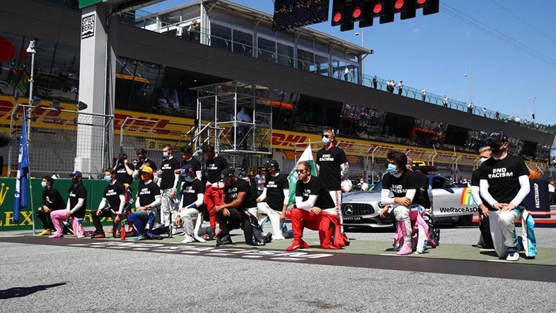 Большинство гонщиков Формулы-1 присоединились к акции «встань на одно колено»