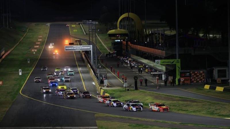 Маклафлин выиграл ночную гонку Supercars в Сиднее