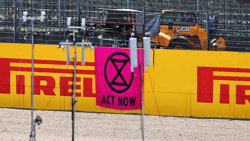 Четверо протестующих арестованы во время Гран-при Великобритании