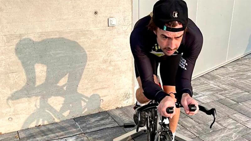 Алонсо возобновил тренировки после аварии на велосипеде