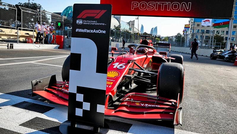 Леклер удивился, взяв поул в Баку после «дерьмового» круга