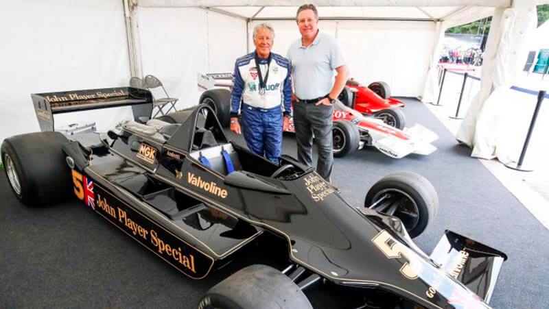 Босс «Макларен» Браун продемонстрирует «Lotus 79» на Гран-при Великобритании