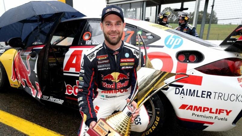Шейн ван Гисберген стал чемпионом Supercars после отмены второй гонки в Сиднее