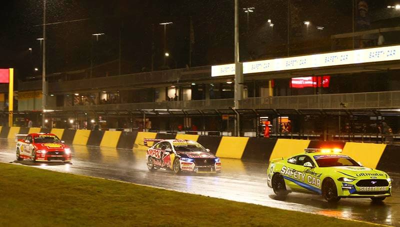 Уинкап выиграл финальную дождевую гонку Supercars в Сиднее