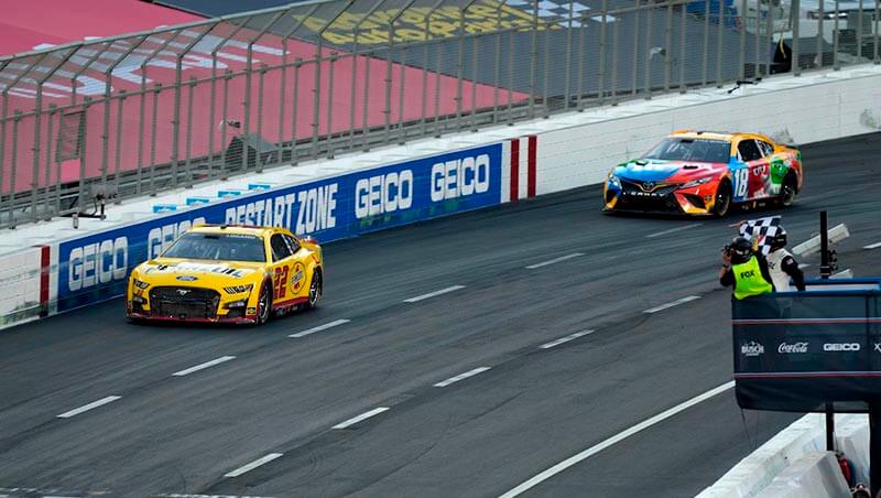 Старт NASCAR в Лос-Анджелесе: Логано победил в дебюте машин нового поколения