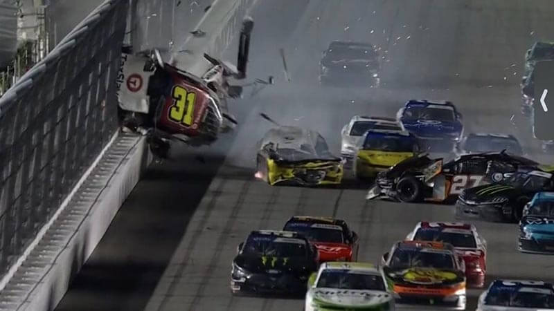 Страшная авария во втором дивизионе NASCAR: Снайдер пережил удар о защитное ограждение