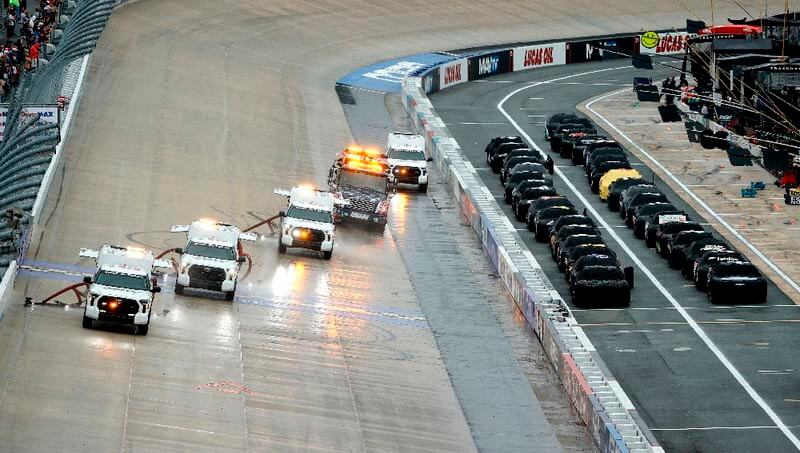 NASCAR в Довере: дождь перенес гонку на понедельник
