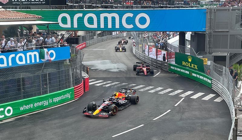 Перес смог удержаться впереди и выиграть дождевой Гран-при Монако