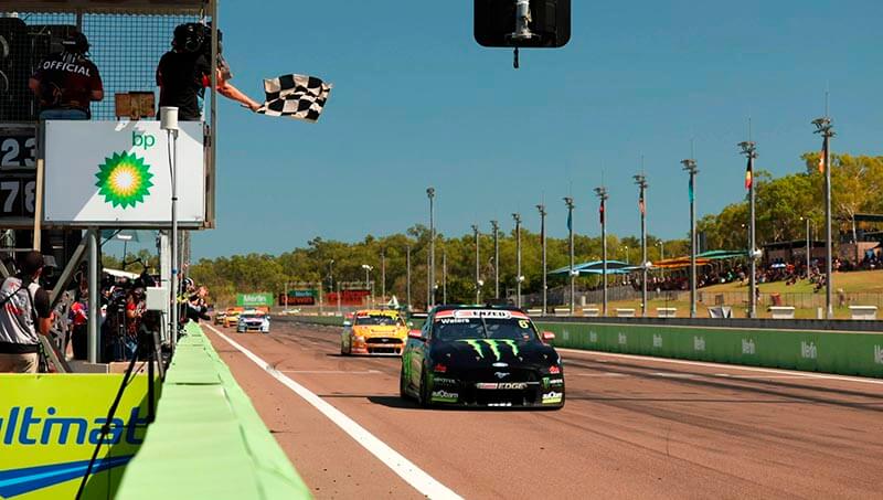 Уотерс выиграл прерванную красными флагами вторую гонку Supercars в Дарвине