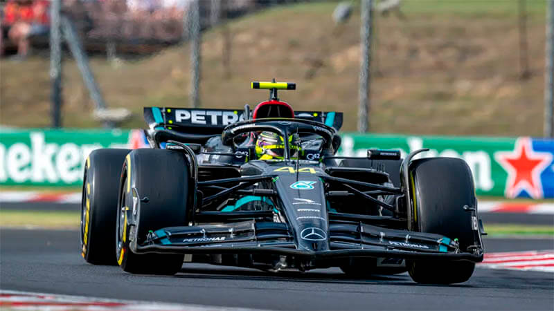 Хэмилтон возглавил третью тренировку в Венгрии, опередив дуэт «Red Bull»