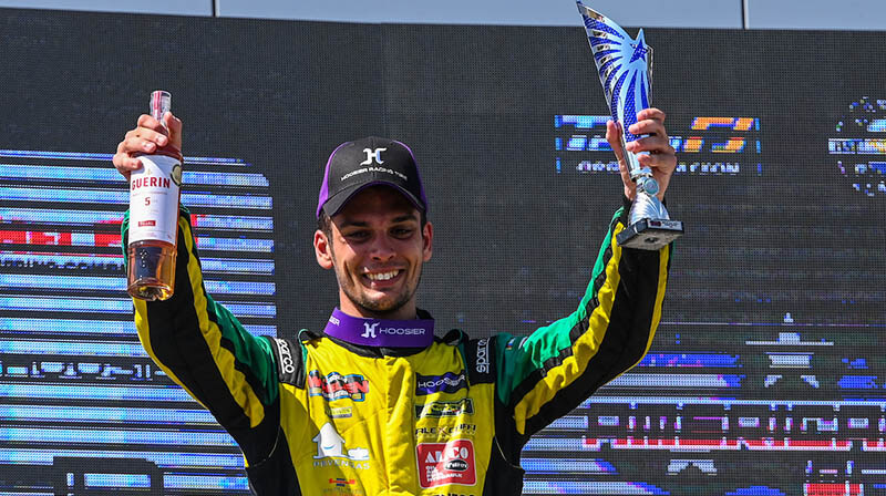 Valdimiros Tziortzis sul podio con Academy Motorsport