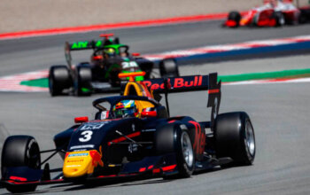 Юниор «Red Bull» Линдблад одержал победу в основной гонке Ф3 в Барселоне