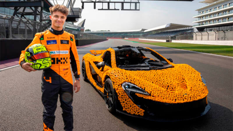 Норрис проехался на полноразмерном «LEGO McLaren P1» в Сильверстоуне