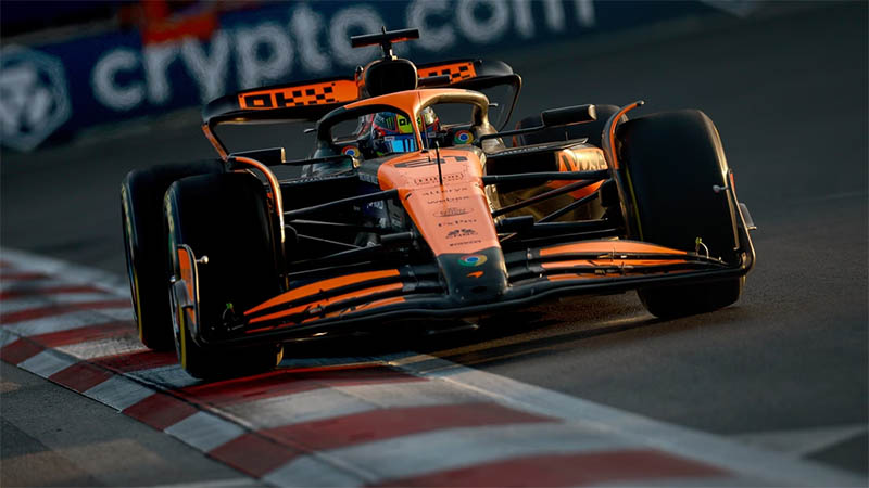 FIA попросила «McLaren» модифицировать заднее крыло после скандала с «мини-DRS»