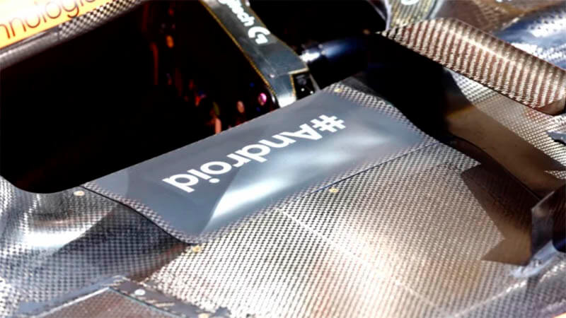 Почему «McLaren» решила отказаться от цифровых рекламных панелей на машинах Ф1