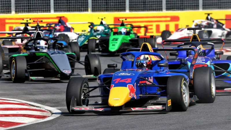 Чамберс одержала первую победу в F1 Academy в сезоне, стартовав с поула в Канаде