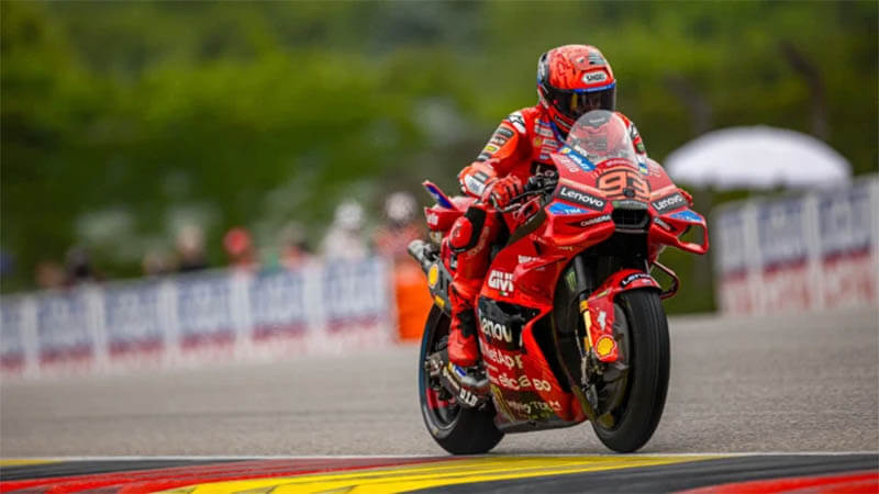 Марк Маркес одержал победу в полной аварий гонке MotoGP в Германии
