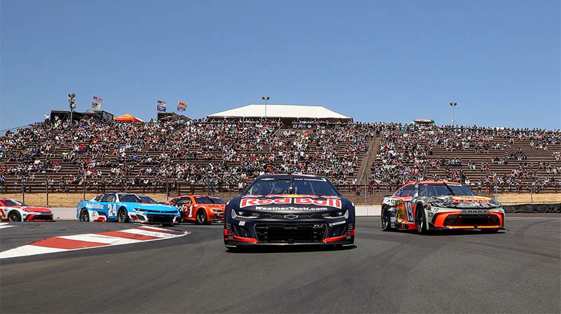 Ван Гисберген продлил победную серию в NASCAR, одержав победу в Сономе