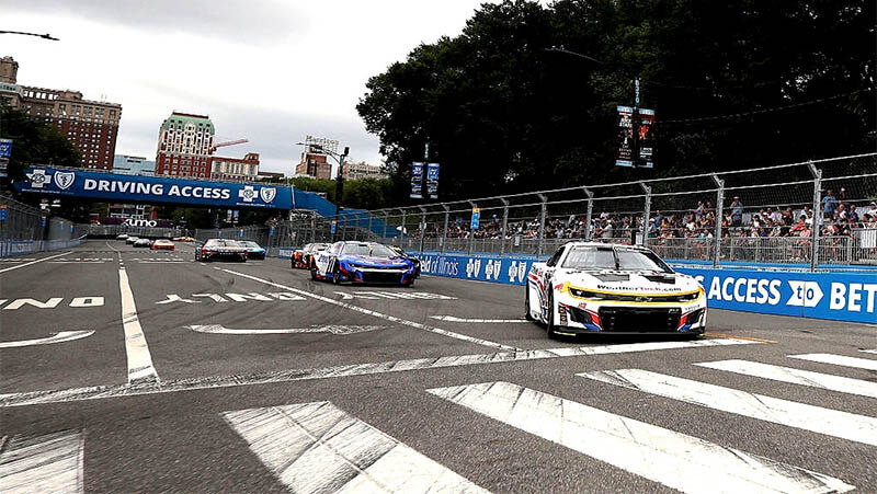 Ван Гисберген оформил дубль, выиграв гонку Кубка NASCAR в Чикаго