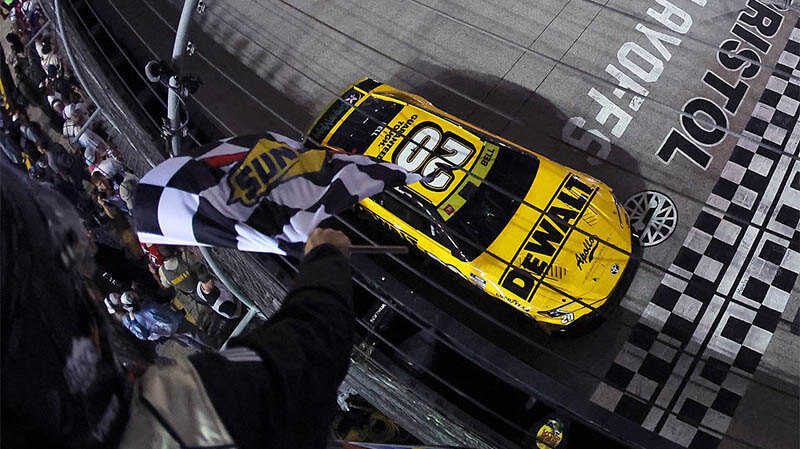 Белл одержал победу в гонке NASCAR в Бристоле