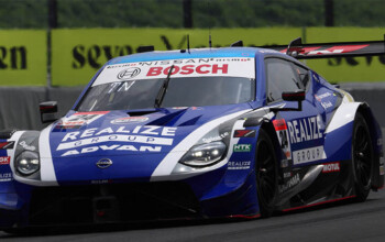 «Kondo Nissan» украла победу в Суго в гонке Super GT после обгона на последнем круге