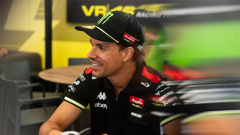 «Не сосредоточен»: Морбиделли врезался в Эспаргаро на стартовой решётке и сломал руку