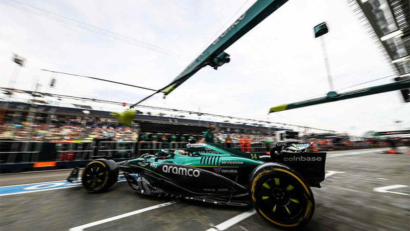 Алонсо показал лучшее время в первой тренировке в Сингапуре