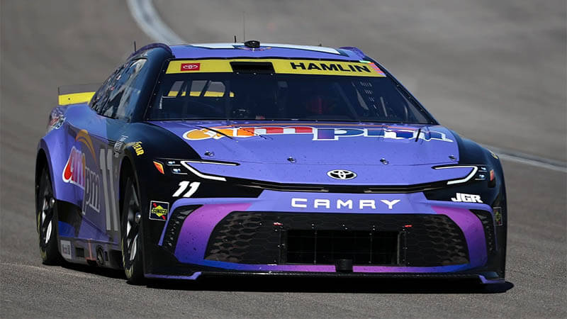 Хэмлин вышел в финал NASCAR, одержав 60 победу в Кубке в Лас-Вегасе