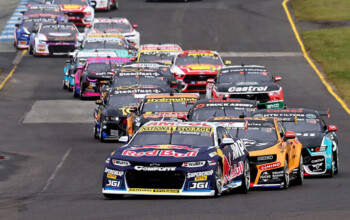 Фини выиграл драматическую вторую гонку Supercars в Сандауне