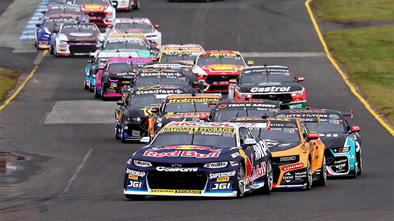 Фини выиграл драматическую вторую гонку Supercars в Сандауне