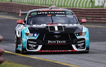 Мостер вышел в гранд-финал Supercars, выиграв первую гонку в Сандауне