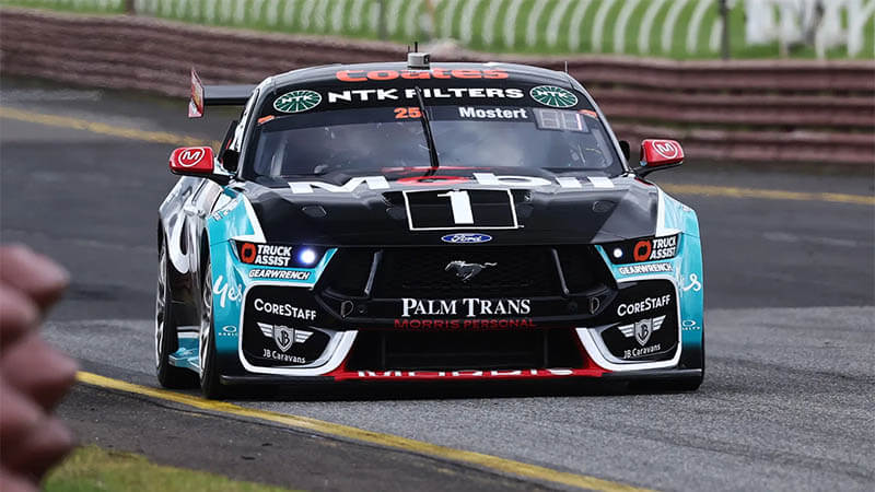 Мостер вышел в гранд-финал Supercars, выиграв первую гонку в Сандауне