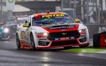 Supercars: Костецки выиграл дождевой спринт на 50 000 долларов в Аделаиде, Мостер сократил отставание от Фини