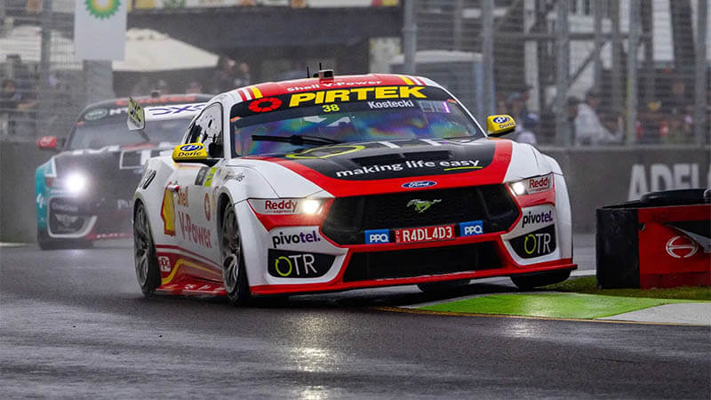 Supercars: Костецки выиграл дождевой спринт на 50 000 долларов в Аделаиде, Мостер сократил отставание от Фини