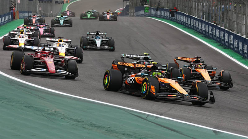 Норрис выиграл Гран-при Бразилии, Ферстаппен на подиуме после старта с пит-лейна