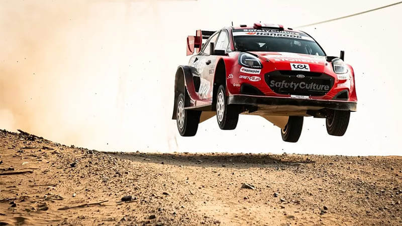 Штраф Фурмо вывел Сескса в лидеры после хаотичного дня на Ралли Саудовской Аравии