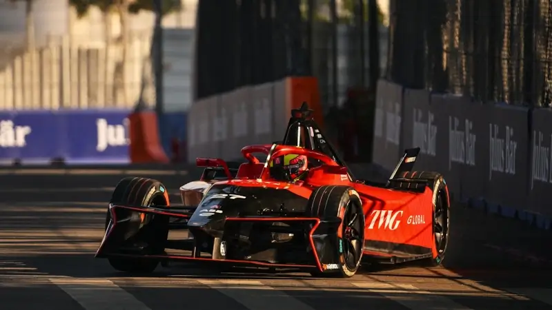 Деннис выиграл огненный старт сезона Формулы E в Сан-Паулу