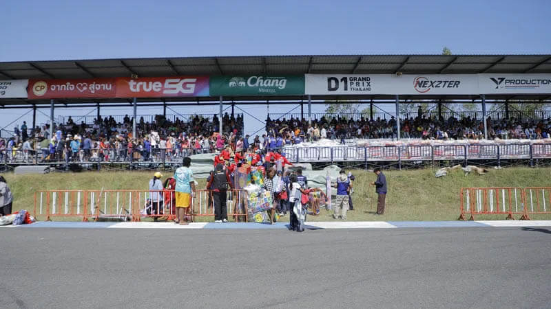 Трасса MotoGP в Таиланде приняла 15 000 беженцев из-за пограничного конфликта