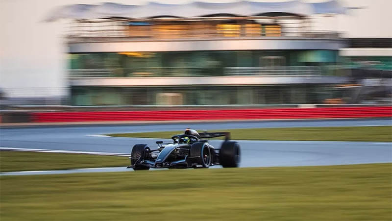 «Cadillac» провел обкатку своего первого болида Формулы-1 на тестах в Сильверстоуне