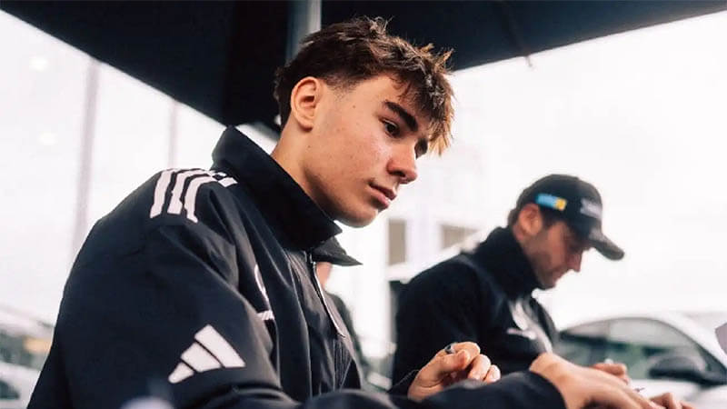 «Нужно наверстать упущенное во всем»: переживания самого молодого на сегодняшний день участника DTM, связанные со школой