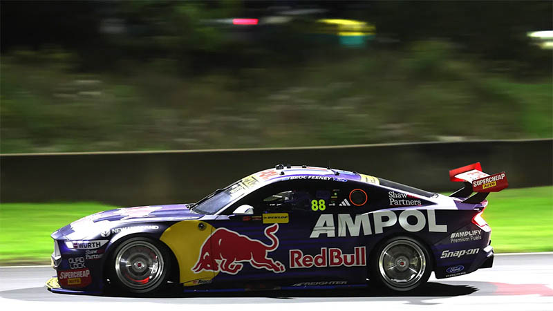 Фини выиграл стартовую гонку сезона Supercars в Сиднее
