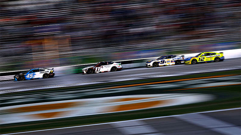 Реддик выиграл вторую гонку подряд, одержав победу в безумной гонке NASCAR в Атланте