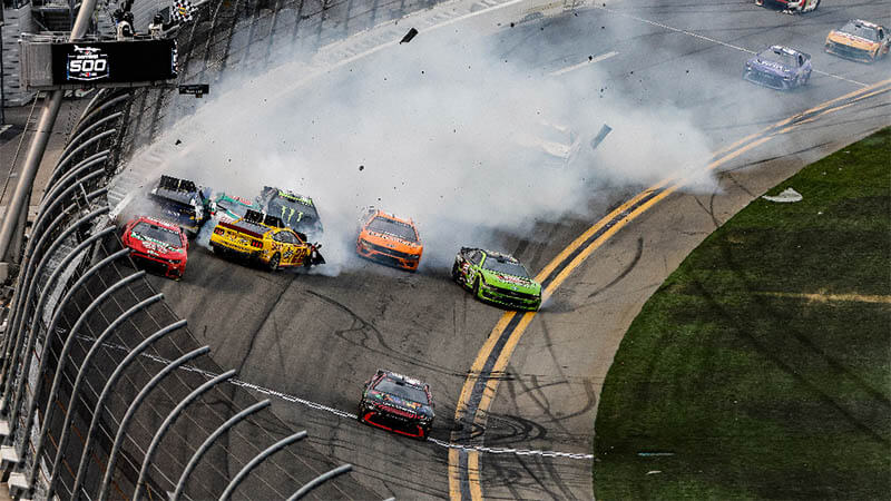 Реддик одержал победу за команду Майкла Джордана в Daytona-500, финиш которой был полон аварий