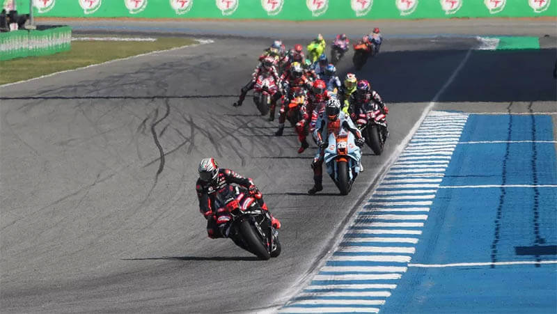 Беццекки реабилитировался и одержал победу в Таиланде, прокол у Марка Маркеса